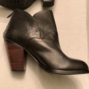 SALE📣  Beautiful Black Gianni Bini Leather Feminine Stacked Heel Boots. 8M